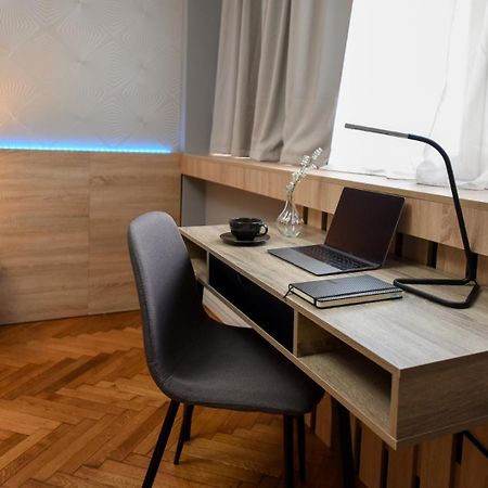City Center Getaway - Cozy Accommodation For Your Perfect Stay Bukares Bagian luar foto